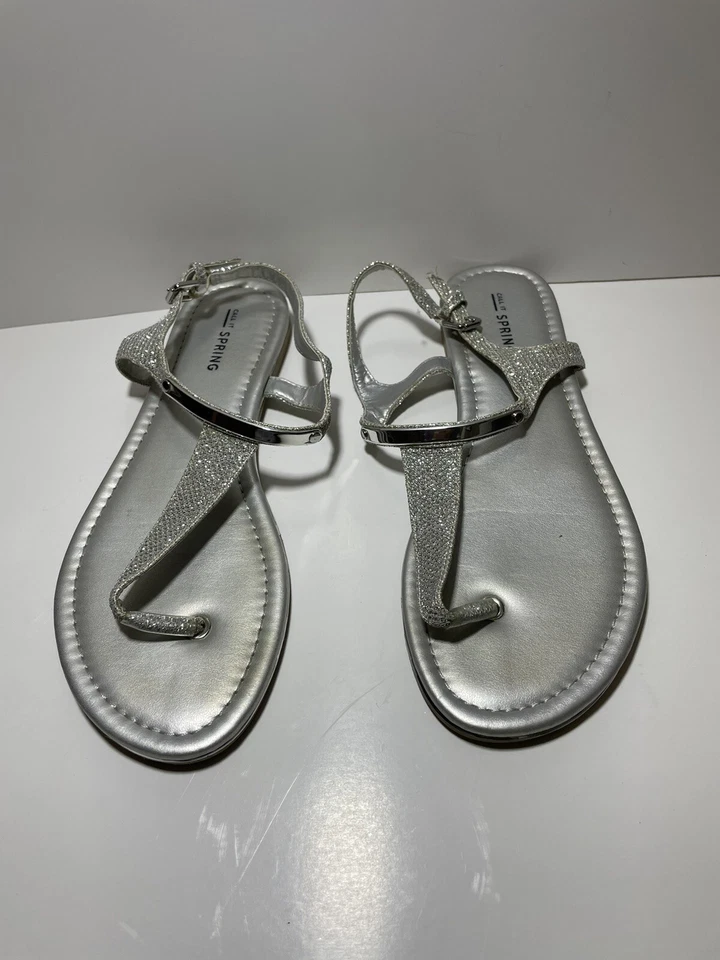 Call It Spring Tanga Sandalias Planas Correa al Tobillo Talla 8 Color Plata Foto 2 de 4