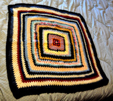 Ancien plaid en patchwork crochet de laine multicolore déco séventies année 70 1