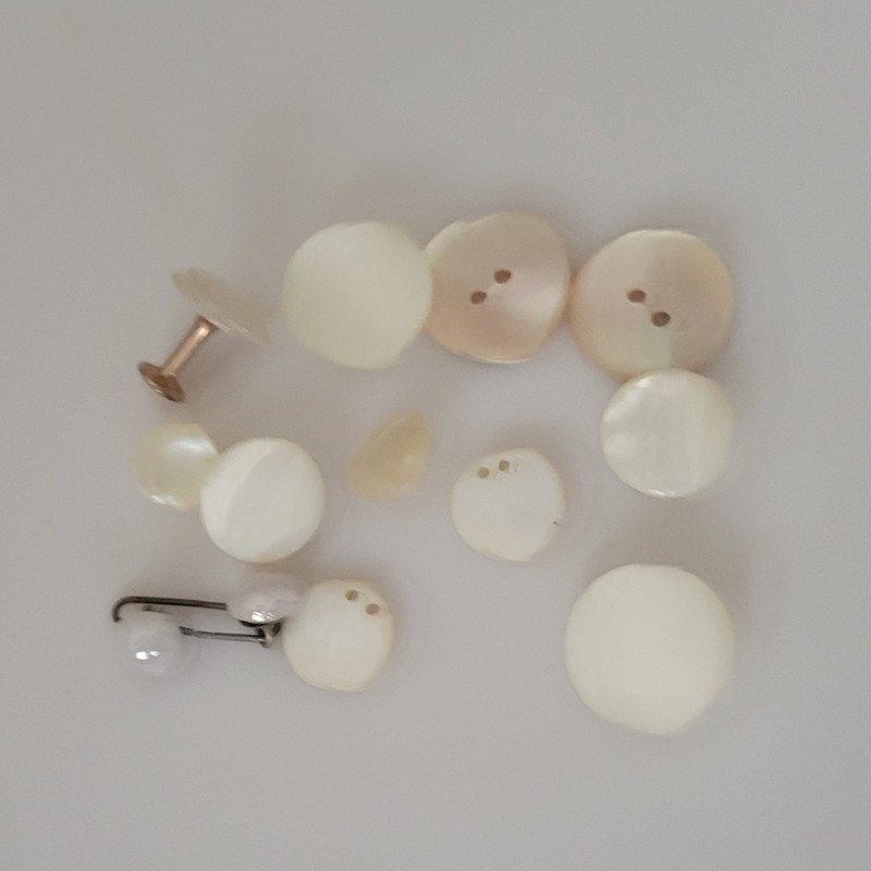 Buttons Vintage Mother Of Pearl Multiple Sizes Lot Of 12