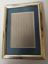 GOLD COLORED PICTURE FRAME W/GLASS FRAME MEASURES 7 X 5 IN TABLE OR WALL MOUNT