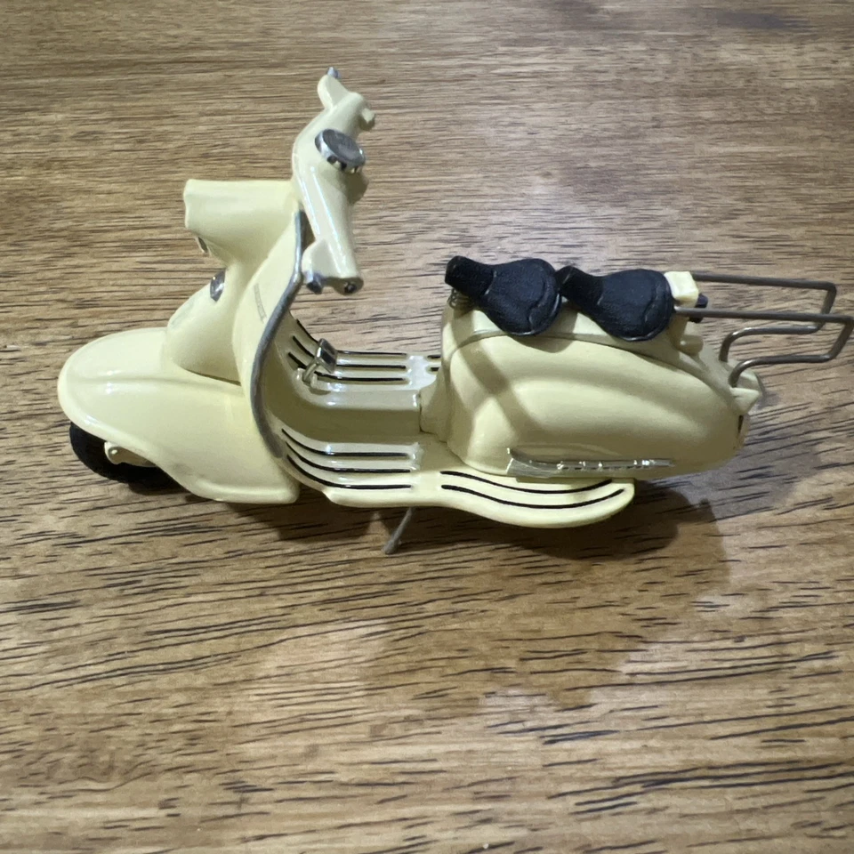 Xonex Cleve Oh Lambretta Scooter Cream Vespa Die Cast Pedal Vehicle Miniature - Image 3 of 4