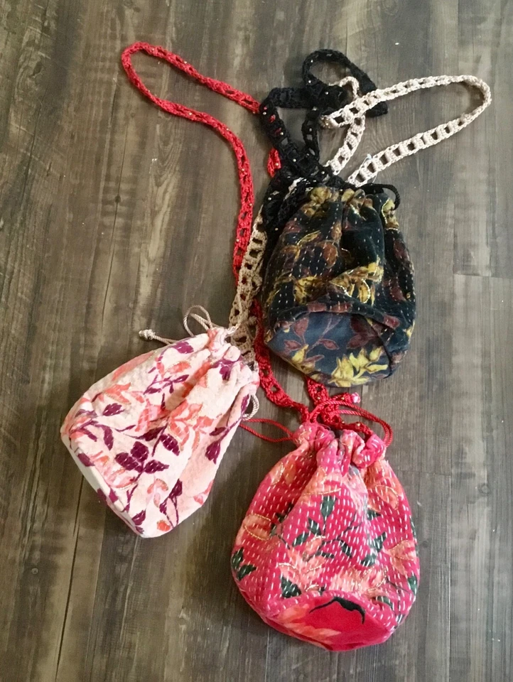 Free People 红色天鹅绒月亮斜挎包串珠钩针刺绣线新品 — 第 4/4 张图片