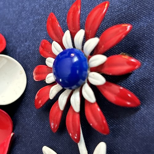 2 ENAMEL DAISY FLOWER BROOCHES PINS VTG MID CENTURY PATRIOTIC RED WHITE BLUE - Picture 9 of 14
