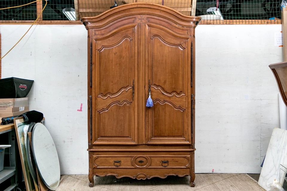 Armario monumental de nogal Luis XV del siglo XVIII Foto 2 de 4