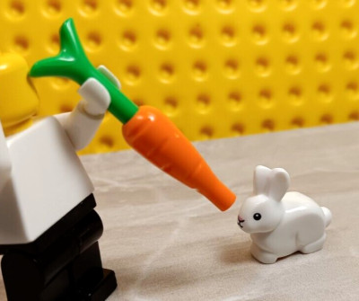 LEGO White Rabbit Bunny with FREE CARROT Treat Bun Bun Easter Tradition ...