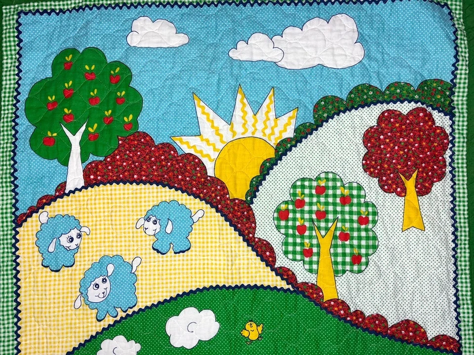 Manta acolchada para cuna hecha a mano That's Our Baby verde tren colinas ovejas unisex Foto 3 de 4