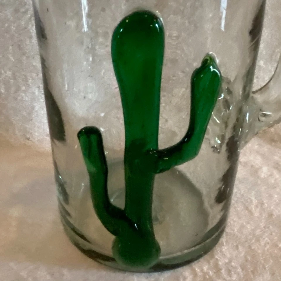 Jarra mexicana soplada a mano Saguaro Cactus Margarita agitadora palo 2 copas inclinadas Foto 3 de 4