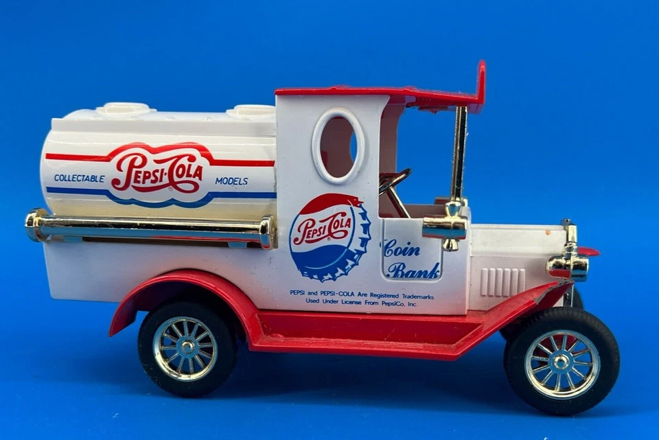 Banco de monedas de colección Pepsi Cola "100 años" rojo/blanco camión fundido a presión con llave. Foto 3 de 4