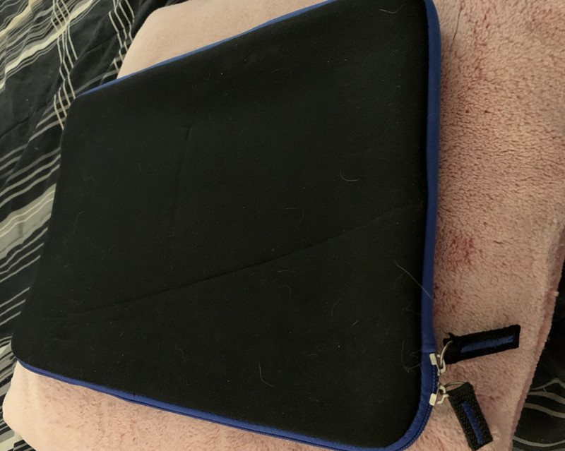 LAP-TOP CARRYING CASE -- 17in. HORIZONTAL -- ZIPPERED CASE.