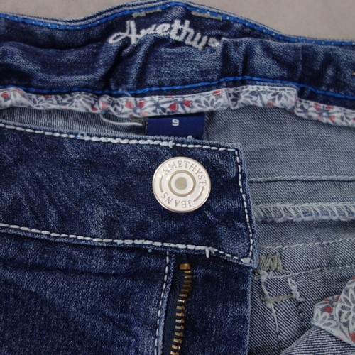 Amethyst Shorts Womens 2 Blue Bermuda Embroidered Denim Cut Off Fringe Fits 30x7 - Picture 2 of 12