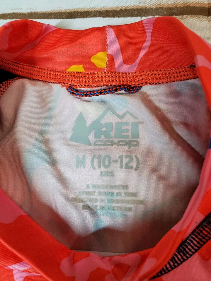 Camisa de natación REI cooperativa con protección contra erupciones para niñas niños 10-12 Top rojo colorido Foto 3 de 4