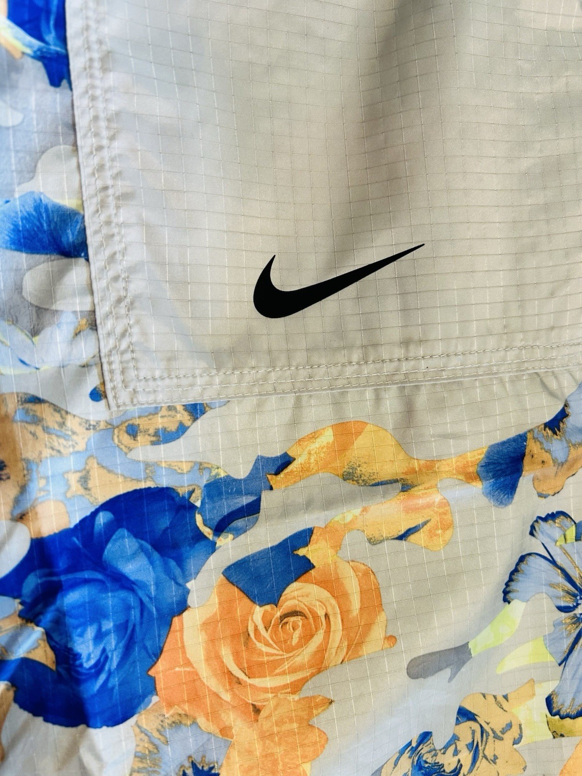 Nike Women’s White and Blue Floral Print Jogger NWT Size Medium thumbnail 9