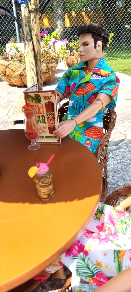 Juego de patio Tiki escala 1:6 único en su clase, piscina, comedor, muebles de exterior para muñecas de moda Foto 4 de 4