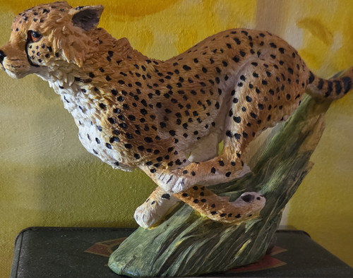 Cheetah Resin Figurine Collectible Decorative Sculpture