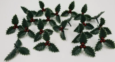 20 X SMALL PLASTIC HOLLY CHRISTMAS CAKE DECORATION / DECORATING YULE LOG CUPCAKE - Image 1 of 2