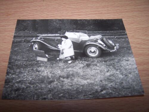 Vintage Photo Woman & Picnic Basket Next to MG Car OLJ 818 New Forest 1956 - Picture 1 of 2