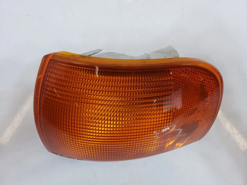 ✅ 99-03 OEM Volkswagen Eurovan GLS Front Left Driver Side Turn Signal Repeater - Image 4 of 4