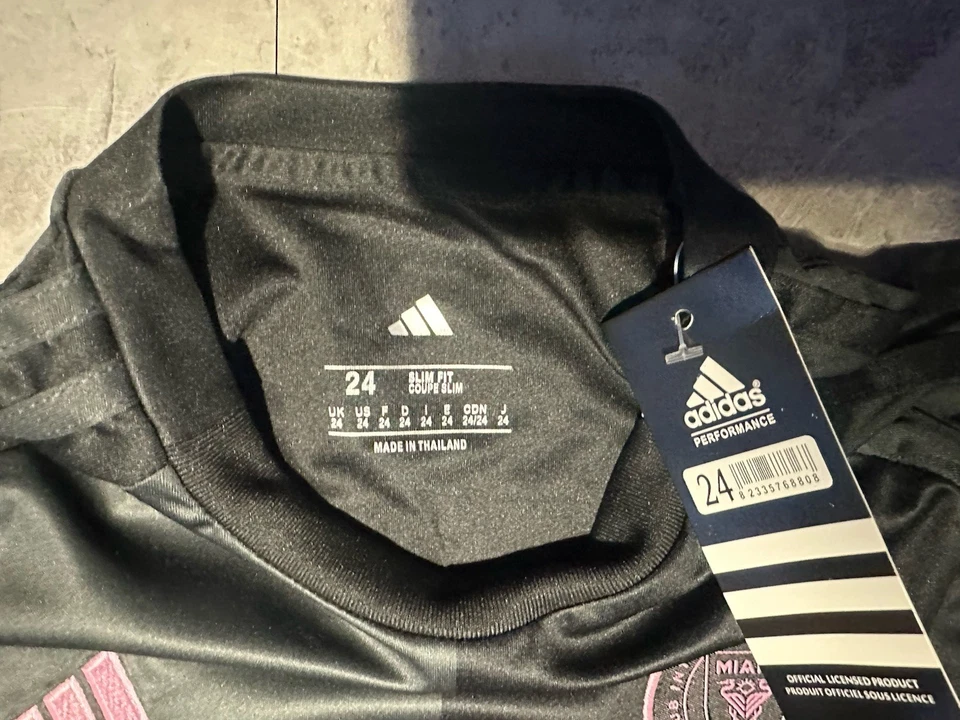 Conjunto de camiseta y pantalones cortos Inter Miami Messi #10 para niños nuevo con etiquetas - negro y rosa - talla 24 Foto 3 de 4