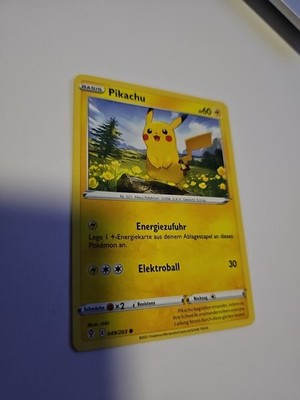 Pikachu 049/203 Swsh07: Evolving Skies Reverse Holo