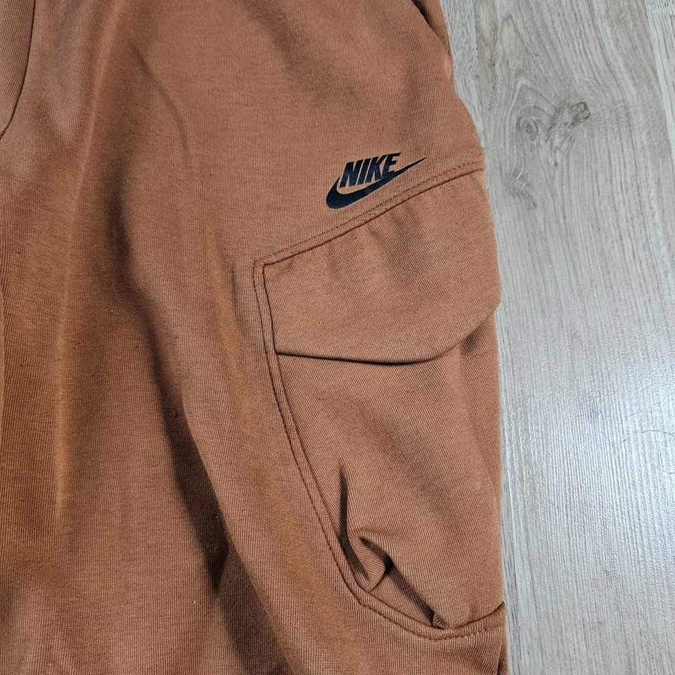 Pantalones utilitarios Nike NSW Tech polar talla grande-alto naranja quemado hueso claro negro Foto 2 de 4