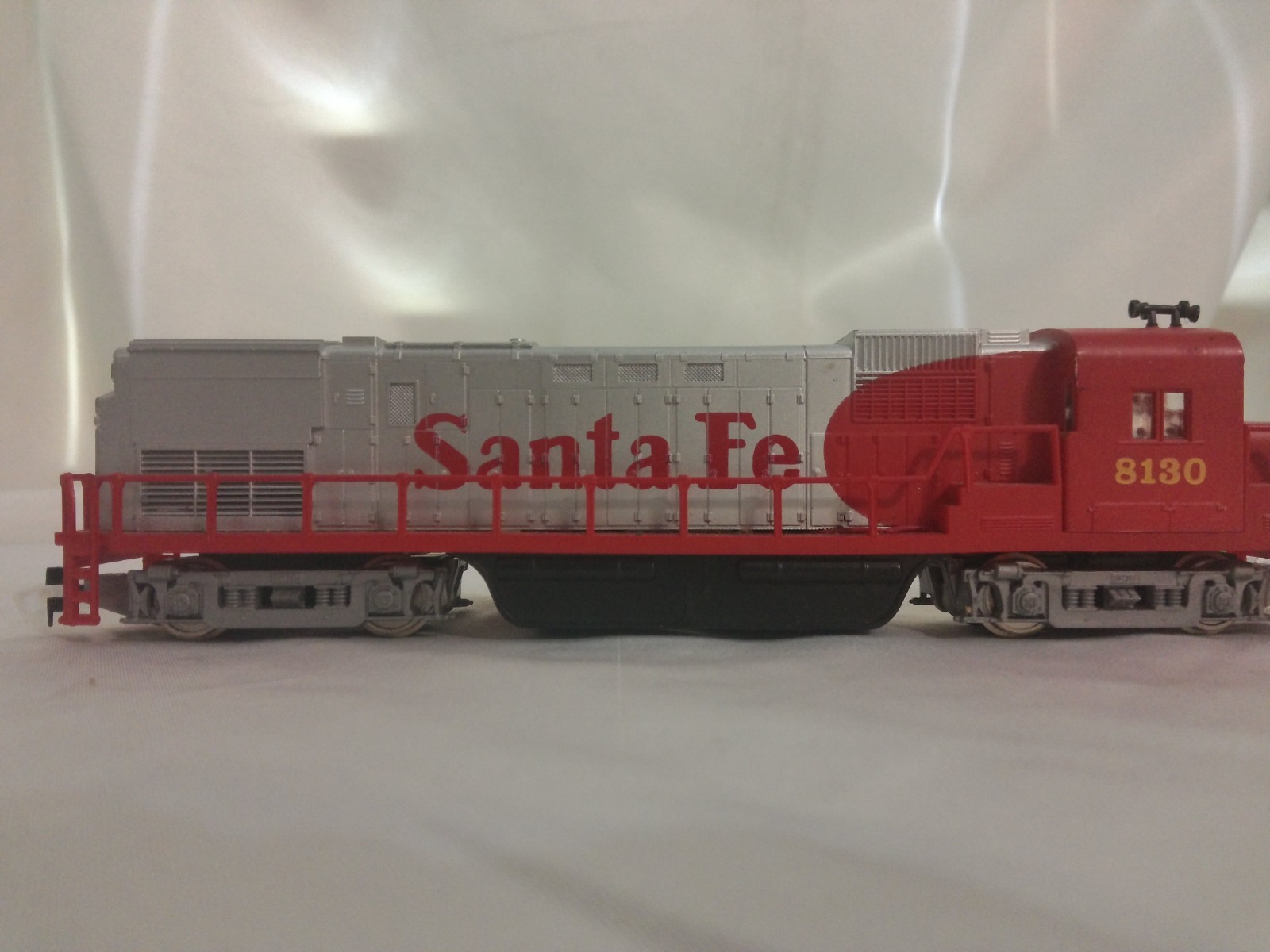 AHM Ho Scale #8130 Santa Fe Diesel Locomotive thumbnail 3