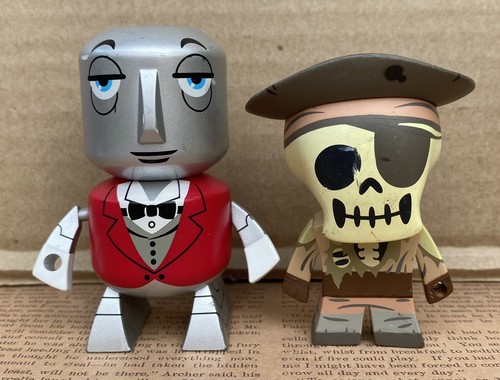 2 Disney Vinylmation PARK STARZ Series 1 ROBOT BUTLER & SKELETON PIRATE 2011