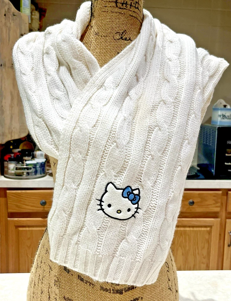 Bufanda tejida con cable Sanrio Hello Kitty & Friends Forever 21 con lazo azul de Hello Kitty Foto 3 de 4