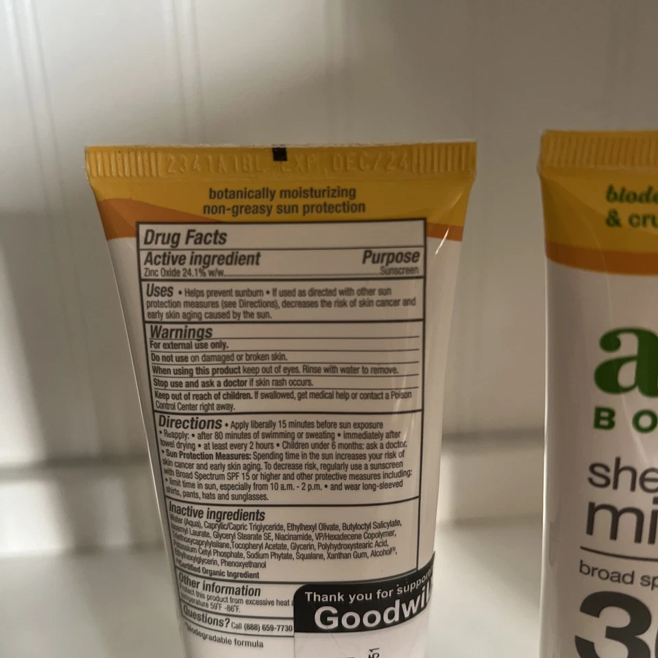 Loción protectora solar Alba Botanica Sheer Mineral FPS 30 3 oz caducidad 24/12 y 25/06 Foto 2 de 2