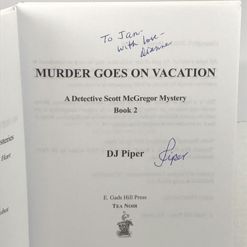 2020 - Inscribe & Signed - Murder Goes on Vacation - DJ Piper - Imagen 3 de 4