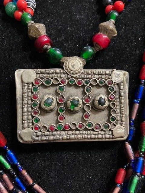 Dramáticos collares antiguos de vidrio y moneda de plata de las Indias Orientales - Colección de películas Foto 3 de 4