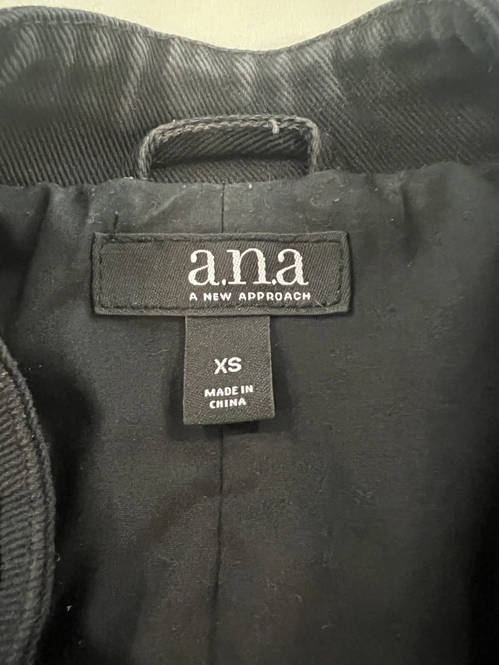 A.N.A. Chaqueta negra de doble botonadura de inspiración militar para mujer Foto 2 de 3