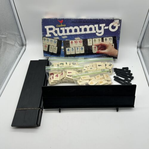 Cardinal Rummy-O Tile Game Complete Vintage with All 106 Tiles Made in USA - Afbeelding 1 van 15