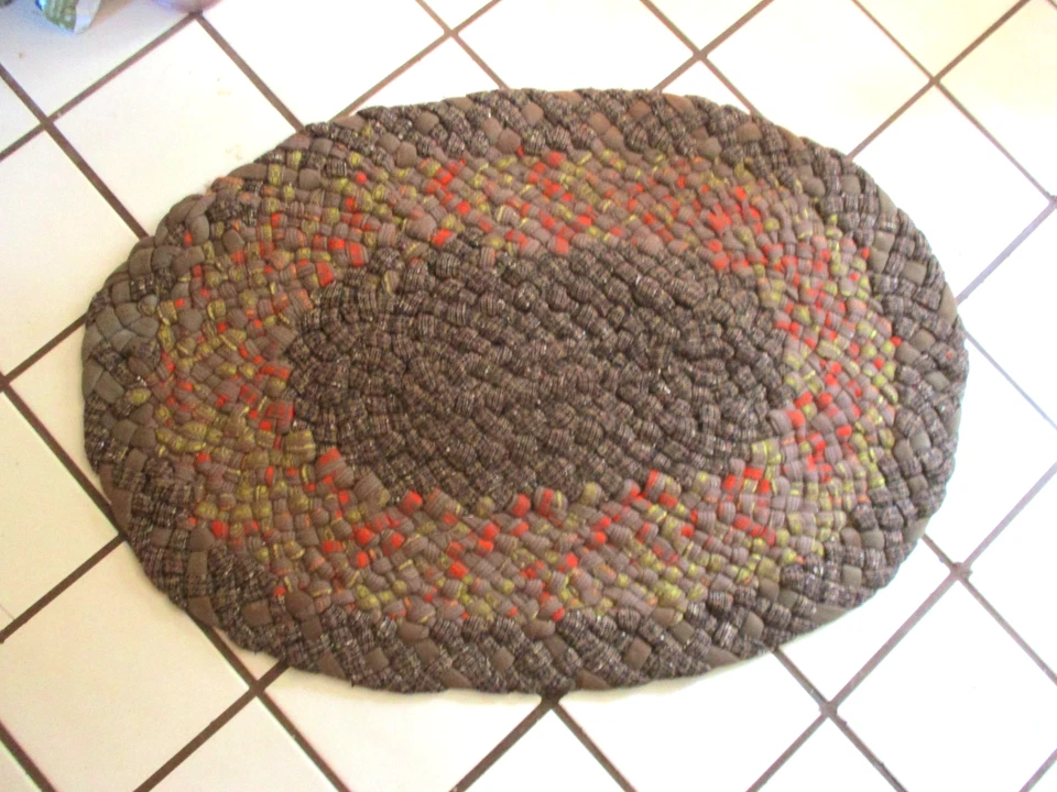 ALFOMBRA TRENZADA VINTAGE TEJIDA DE LANA MARRÓN Y NARANJA, ROJA Y AMARILLA Foto 2 de 4