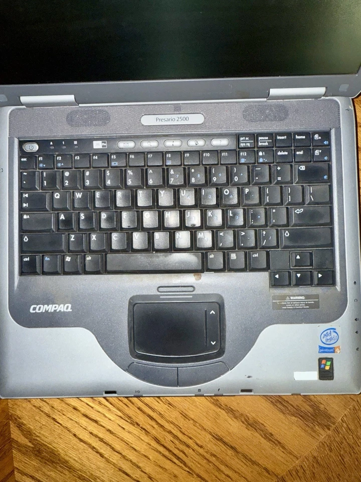 Portátil Compaq Presario 2500 P4 2,66 GHz 960 MB RAM 75 GB HDD DVD sin sistema operativo Foto 2 de 4