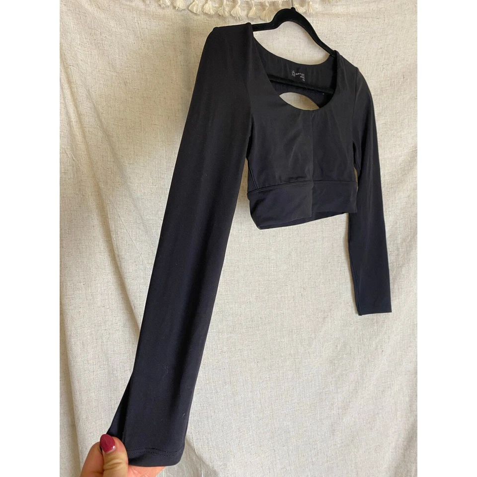 Top corto activo Offline By Aerie negro manga larga talla mediana Foto 3 de 4