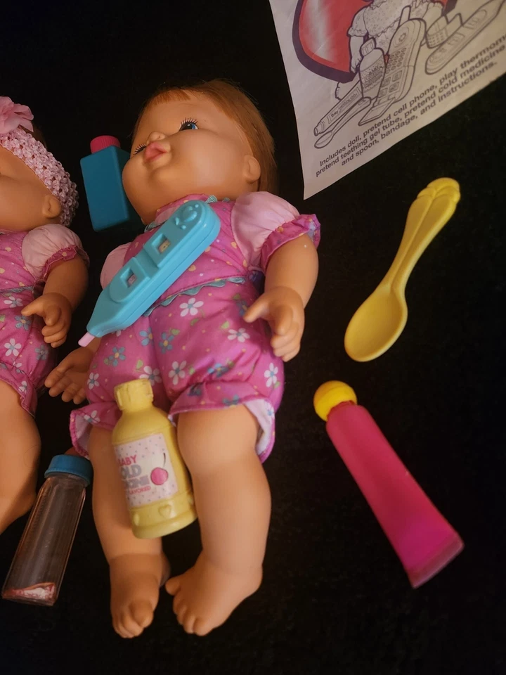 RARO! MUÑECAS BEBÉ HASBRO DIAL-A-DOCTOR 1997 gemelas ¡Enormes! Lote Mixto ACCESORIOS Foto 4 de 4