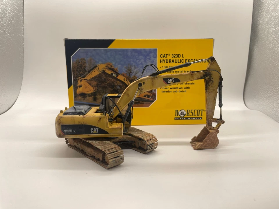 Norscot Cat 323D L Hydraulic Excavator Muddy Veries 1/50 Scale DieCast Model - Image 4 of 4