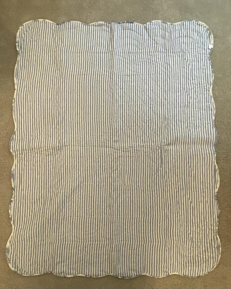 Quilted blanket/throw featuring a blue & white toile de Jouy pattern & stripes - Image 4 of 4