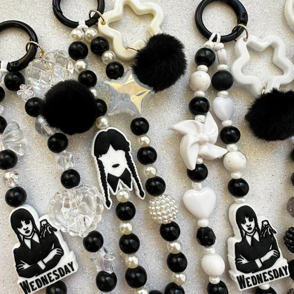 Mercoledì phon strap - Ciondoli borsa realizzati a mano con perline e charm - Immagine 3 di 4