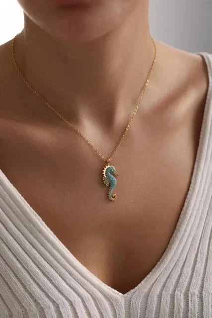 Colgante con forma de caballo de mar turquesa simulado de corte redondo enchapado en oro amarillo de 14 k Foto 3 de 4