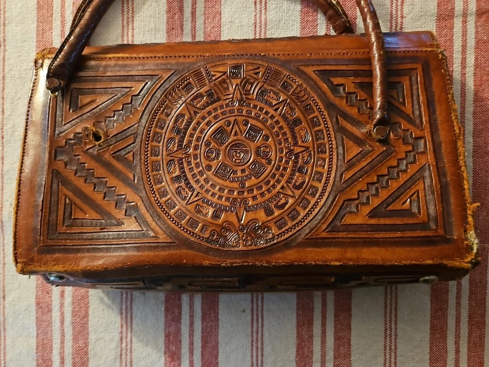 Bolso de mano de cuero genuino marrón mecanizado a mano de colección de los años 50 con diseño nativo americano, Foto 2 de 4