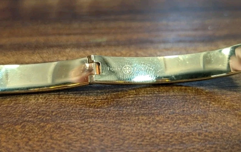 Brazalete con bisagra Kira Tory Burch esmalte negro + oro 18k sobre latón + anillo Foto 4 de 4