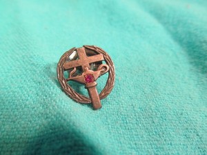 VINTAGE MASONIC STERLING PIN WITH CROSS LANTERN WREATH & RED STONE