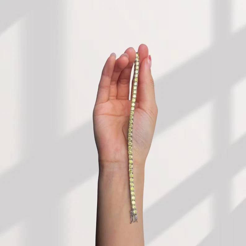 Brazalete de tenis para mujer de diamantes cultivados en laboratorio amarillo vivo de lujo de corte redondo de oro de 14 k Foto 4 de 4