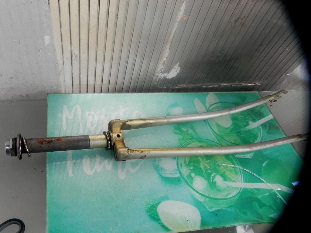bonjour je vend vélo a 40 euro il manque juste les boulon pour la roue et frein a reparer dans l'ensemble bon état