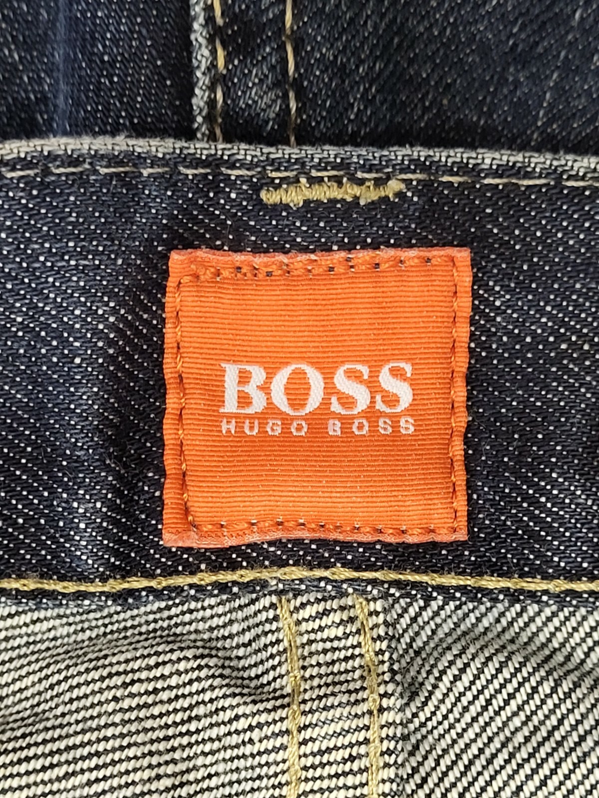 Z630 MENS HUGO BOSS DARK BLUE BUTTON FLY STRAIGHT LEG DENIM JEANS UK M