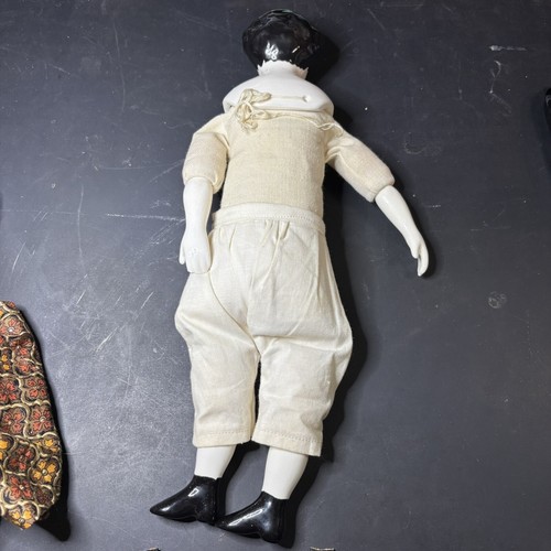 Antike Stoffkörper Porzellan Puppe - schwarze Haare, nicht passende Hände, handgefertigtes Kleid - Bild 14 von 18