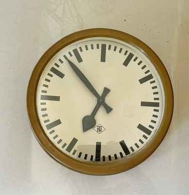 kleine Bahnhofsuhr TN Uhr aus wohl Bakelit o.ä. - Bauhaus Loft 50er - 60er Jahre