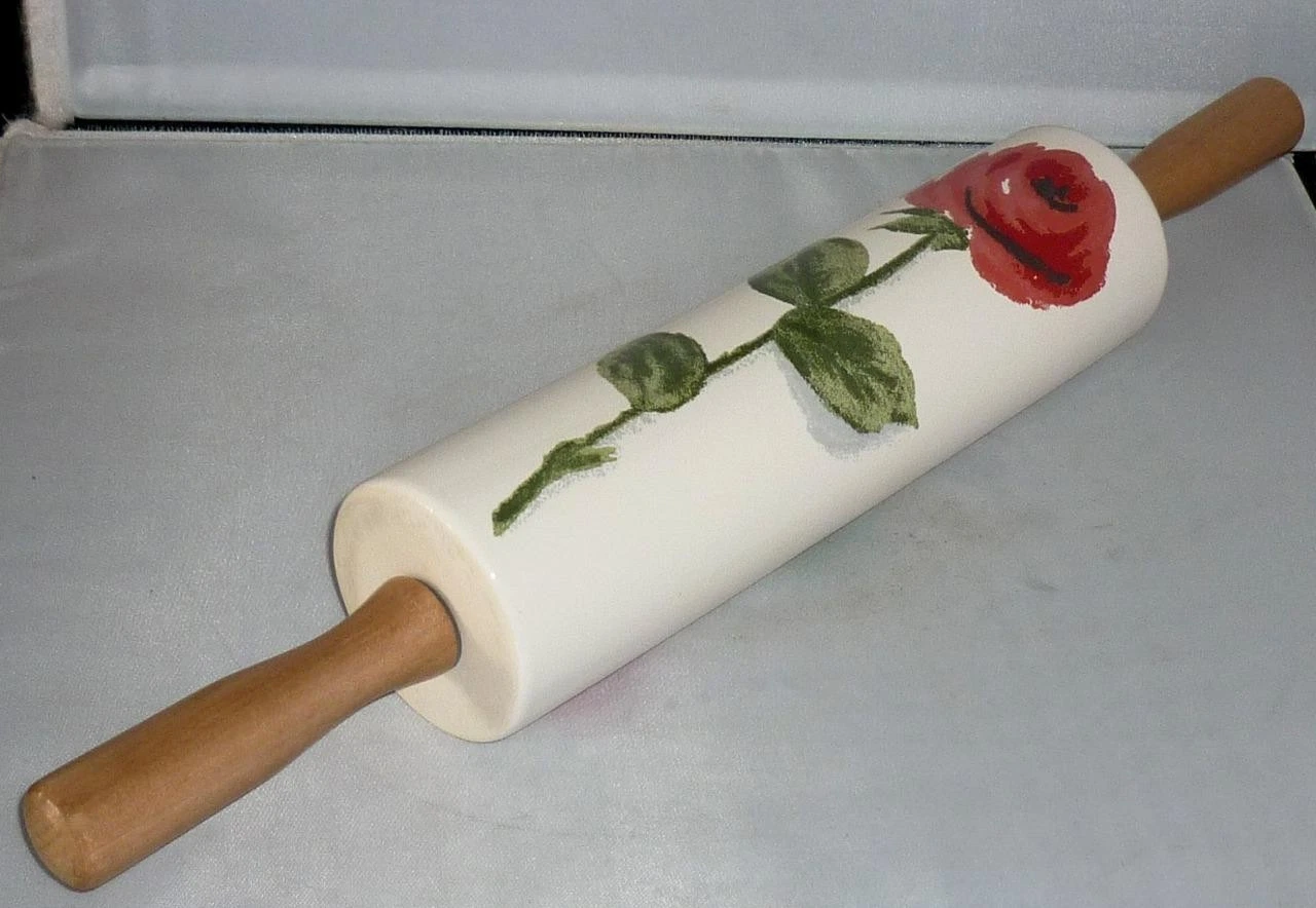 VINTAGE RETRO ROMANTIC RED ROSE FLOWER FLORAL CERAMIC ROLLING PIN WOODEN HANDLES