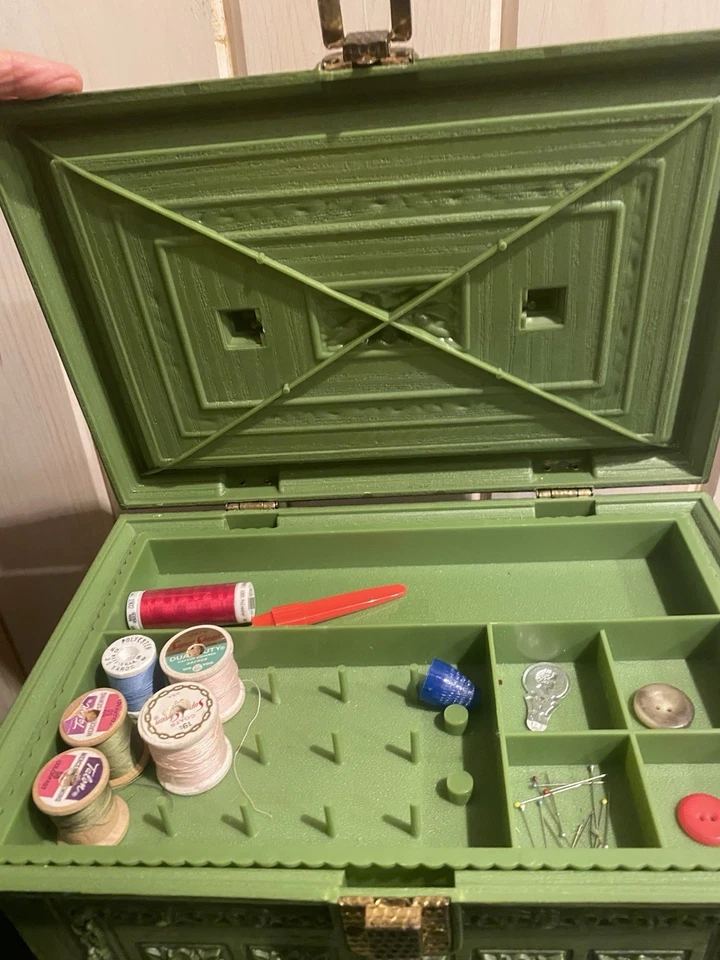 Caja de costura vintage de plástico verde Klein años 60 botones verdes aguacate hilos Foto 4 de 4